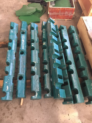 C125 Ricambi di frantumatori a mascella Piastra di scambio con top- wedge e tipo di lavorazione della fusione